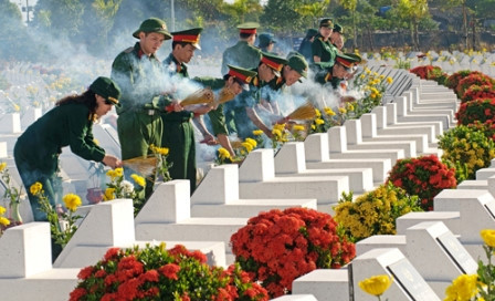 Des Vietnamiens en Ukraine soutiennent la construction du mémorial des martyrs de Gac Ma ảnh 1 Des Vietnamiens en Ukraine soutiennent la construction du mémorial des martyrs de Gac Ma ảnh 1