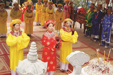 L’offrande d’encens, une belle pratique culturelle des Vietnamiens ảnh 1