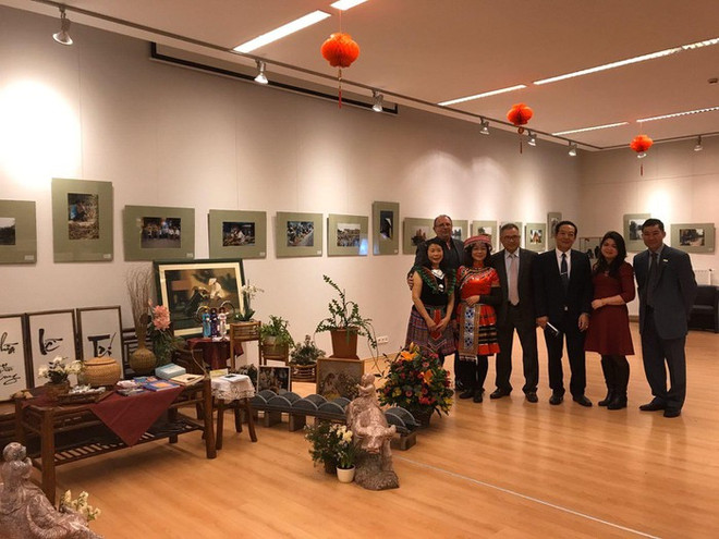 Ouverture d'une exposition de photos sur le Vietnam en Hongrie ảnh 1 Ouverture d'une exposition de photos sur le Vietnam en Hongrie ảnh 1