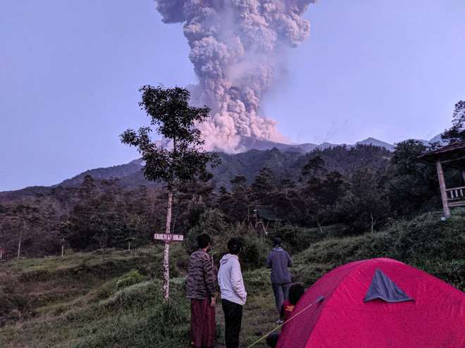 L'Indonésie ferme l'aéroport après l'éruption du volcan Merapi ảnh 1