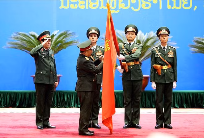 Le Laos décore des officiers de l’Armée populaire du Vietnam ảnh 1