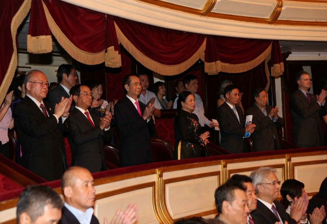 Le président au concert de célébration des 45 ans des relations diplomatiques Vietnam-Japon ảnh 1 Le président au concert de célébration des 45 ans des relations diplomatiques Vietnam-Japon ảnh 1