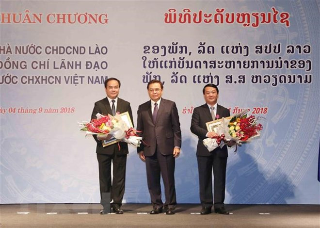 Le Laos décore des responsables vietnamiens ảnh 1 Le Laos décore des responsables vietnamiens ảnh 1