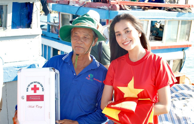 Remise de 3.000 drapeux nationaux à des pêcheurs de Ly Son ảnh 1 Remise de 3.000 drapeux nationaux à des pêcheurs de Ly Son ảnh 1