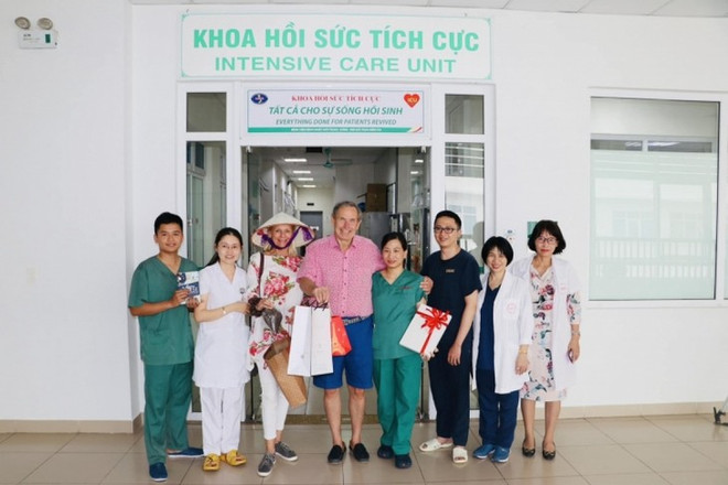Covid-19: Un couple de patients britanniques revient au Vietnam ảnh 1 Covid-19: Un couple de patients britanniques revient au Vietnam ảnh 1