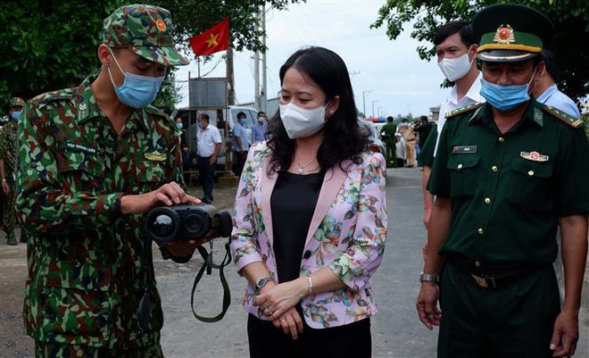 La vice-présidente rend visite aux forces anticoronavirus à An Giang ảnh 1 La vice-présidente rend visite aux forces anticoronavirus à An Giang ảnh 1