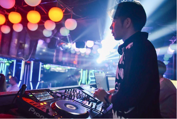 Hô Chi Minh-Ville autorise la réouverture des bars, karaokés et discothèques ảnh 1