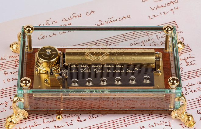 L'hymne national vietnamien sur un boîte à musique de luxe suisse ảnh 1 L'hymne national vietnamien sur un boîte à musique de luxe suisse ảnh 1