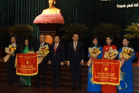 Le pays célèbre la Journée des enseignants vietnamiens ảnh 2