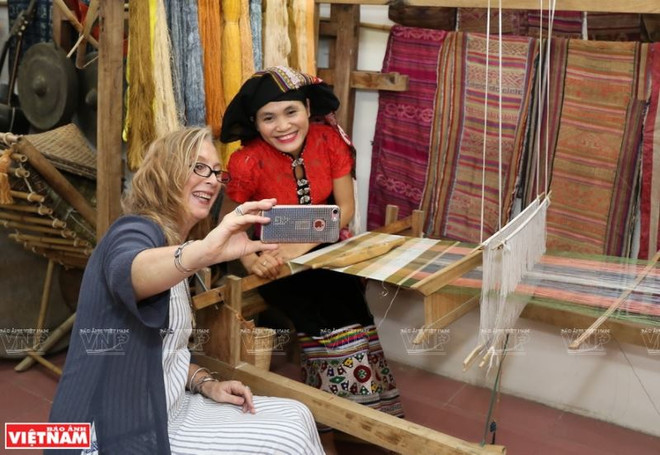 Cynthia Mann, une Australienne passionnée par le tissage de brocart vietnamien ảnh 1 Cynthia Mann, une Australienne passionnée par le tissage de brocart vietnamien ảnh 1