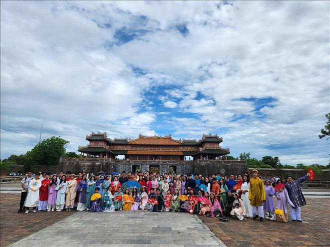 Camp d’été du Vietnam: les jeunes Vietnamiens d’outre-mer se rendent à Huê ảnh 1 Camp d’été du Vietnam: les jeunes Vietnamiens d’outre-mer se rendent à Huê ảnh 1