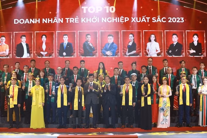 Distinction des jeunes entrepreneurs exceptionnels ảnh 1 Distinction des jeunes entrepreneurs exceptionnels ảnh 1