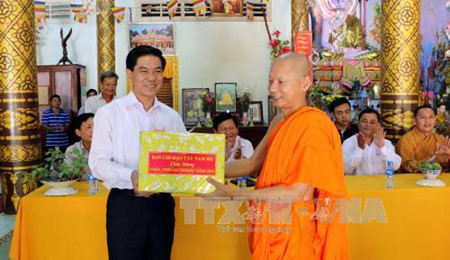 Hau Giang : félicitations aux Khmers à l’occasion de la fête Chol Chnam Thmay ảnh 1 Hau Giang : félicitations aux Khmers à l’occasion de la fête Chol Chnam Thmay ảnh 1