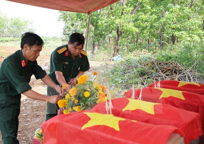 Thanh Hoa: inhumation des restes de 25 volontaires vietnamiens et laotiens ảnh 1 Thanh Hoa: inhumation des restes de 25 volontaires vietnamiens et laotiens ảnh 1