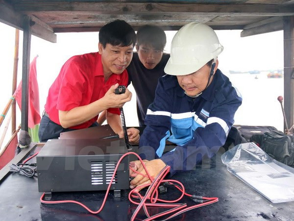 Des équipements ICOM offerts aux pêcheurs ảnh 1 Des équipements ICOM offerts aux pêcheurs ảnh 1