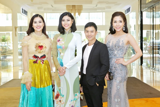 Des stylistes magnifient la tunique vietnamienne sur les podiums étrangers ảnh 1 Des stylistes magnifient la tunique vietnamienne sur les podiums étrangers ảnh 1