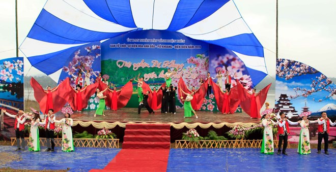 Deuxième festival des fleurs de cerisier à Pa Khoang ảnh 1