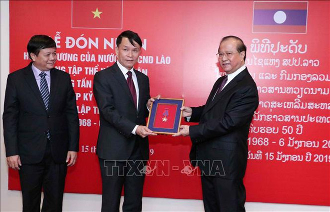 Remise de l’Ordre d’Itsara du Laos à l’Agence vietnamienne d’information ảnh 1 Remise de l’Ordre d’Itsara du Laos à l’Agence vietnamienne d’information ảnh 1