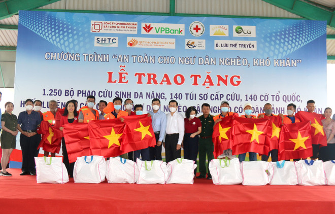 Binh Thuan: remise de drapeaux nationaux et de gilets de sauvetage à des pêcheurs défavorisés ảnh 1