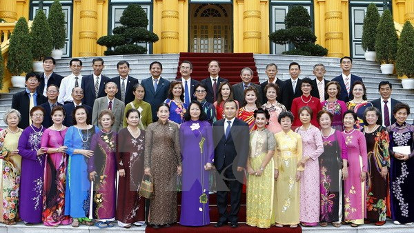 Dang Thi Ngoc Thinh rencontre d'anciens enseignants vietnamiens en Thaïlande ảnh 1 Dang Thi Ngoc Thinh rencontre d'anciens enseignants vietnamiens en Thaïlande ảnh 1