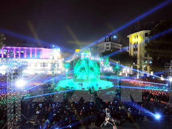 Les Vietnamiens accueillent le Nouvel An dans la joie ảnh 1 Les Vietnamiens accueillent le Nouvel An dans la joie ảnh 1