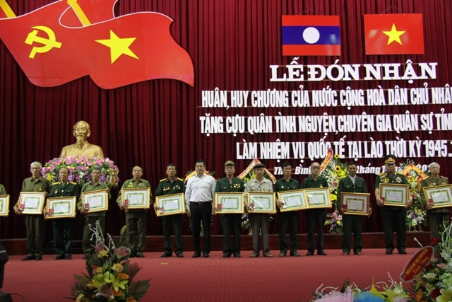 Le Laos met à l’honneur des volontaires et experts vietnamiens ảnh 1 Le Laos met à l’honneur des volontaires et experts vietnamiens ảnh 1