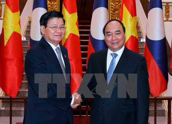 Entretien entre les deux Premiers ministres vietnamien et laotien ảnh 1 Entretien entre les deux Premiers ministres vietnamien et laotien ảnh 1