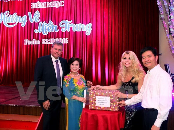 Des Vietnamiens de l’étranger au chevet des sinistrés des crues au Centre ảnh 1 Des Vietnamiens de l’étranger au chevet des sinistrés des crues au Centre ảnh 1