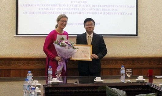 L’insigne «Pour l’œuvre de la justice» décerné à la directrice du PNUD au Vietnam ảnh 1 L’insigne «Pour l’œuvre de la justice» décerné à la directrice du PNUD au Vietnam ảnh 1
