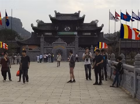 Les journalistes étrangers explorent Ninh Binh après le Sommet de Hanoi ảnh 1