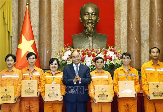 Le chef de l’Etat rencontre 122 ouvriers excellents du groupe EVN ảnh 1