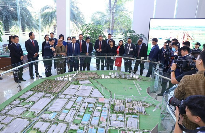 La présidente singapourienne rend visite au parc industriel VSIP Bac Ninh ảnh 1 La présidente singapourienne rend visite au parc industriel VSIP Bac Ninh ảnh 1