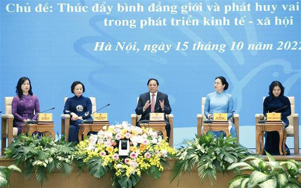 Le Premier ministre Pham Minh Chinh préside un Dialogue avec des femmes ảnh 1