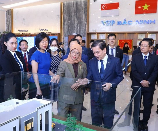 La présidente singapourienne rend visite au parc industriel VSIP Bac Ninh ảnh 2 La présidente singapourienne rend visite au parc industriel VSIP Bac Ninh ảnh 2