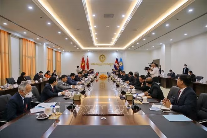 Visite d'une délégation du Parti vietnamien au Cambodge ảnh 2