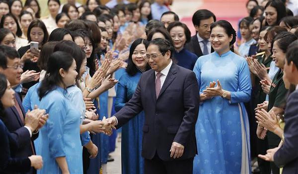 Le Premier ministre Pham Minh Chinh préside un Dialogue avec des femmes ảnh 2
