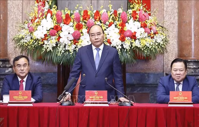 Le chef de l’Etat rencontre 122 ouvriers excellents du groupe EVN ảnh 2