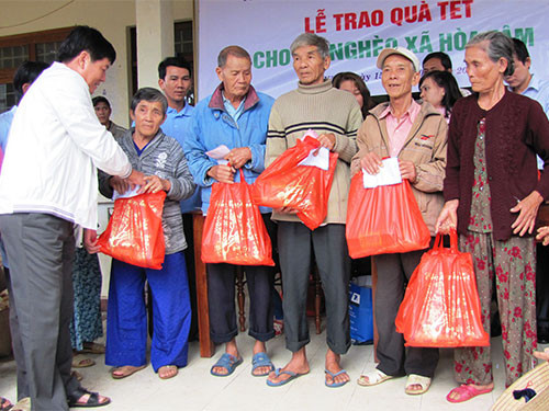 Apporter le printemps aux pauvres et aux familles bénéficiaires de politiques sociales ảnh 1 Apporter le printemps aux pauvres et aux familles bénéficiaires de politiques sociales ảnh 1
