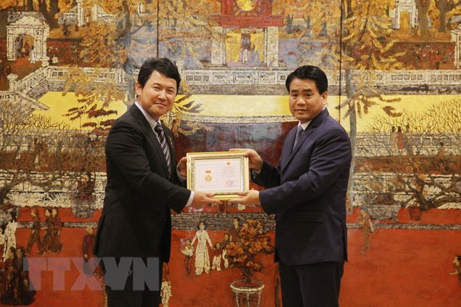 L'ambassadeur adjoint du Japon au Vietnam reçoit le titre "Pour l’édification de la capitale" ảnh 1 L'ambassadeur adjoint du Japon au Vietnam reçoit le titre "Pour l’édification de la capitale" ảnh 1