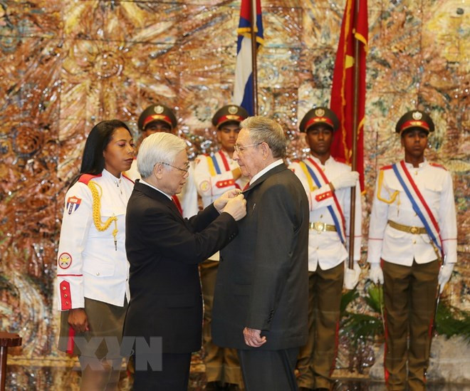 L’Ordre de l’Etoile d’or remis au président cubain Raul Castro Ruz ảnh 1 L’Ordre de l’Etoile d’or remis au président cubain Raul Castro Ruz ảnh 1