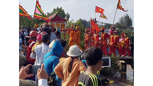 Offrandes en hommage aux rois méritant du pays ảnh 2