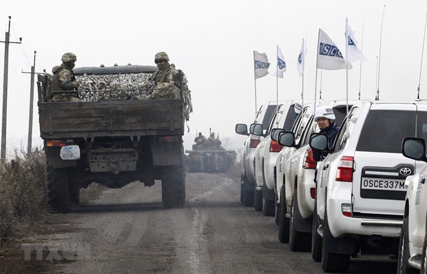 L'ambassadeur du Vietnam en visite dans la zone de conflit en Ukraine ảnh 1