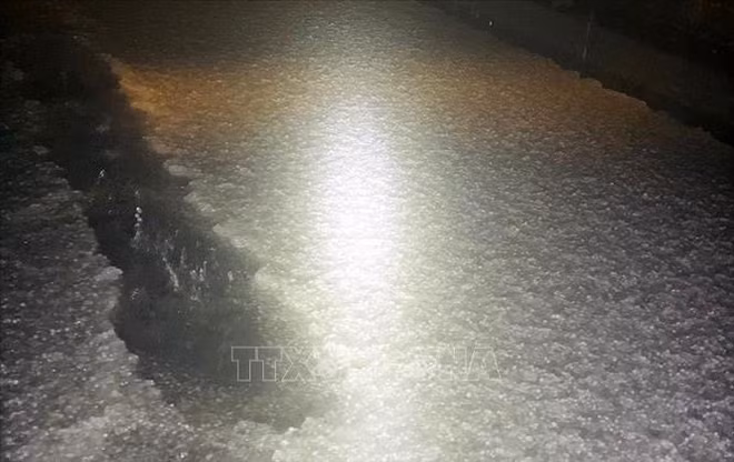 Averse de grêle sur le mont Fansipan à Sa Pa ảnh 1