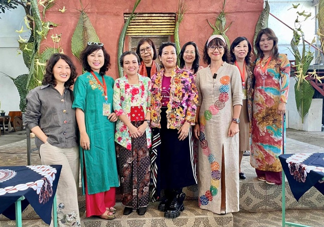 Dix peintres vietnamiennes présentent leurs œuvres à Sangkring Art Space Gallery ảnh 1 Dix peintres vietnamiennes présentent leurs œuvres à Sangkring Art Space Gallery ảnh 1