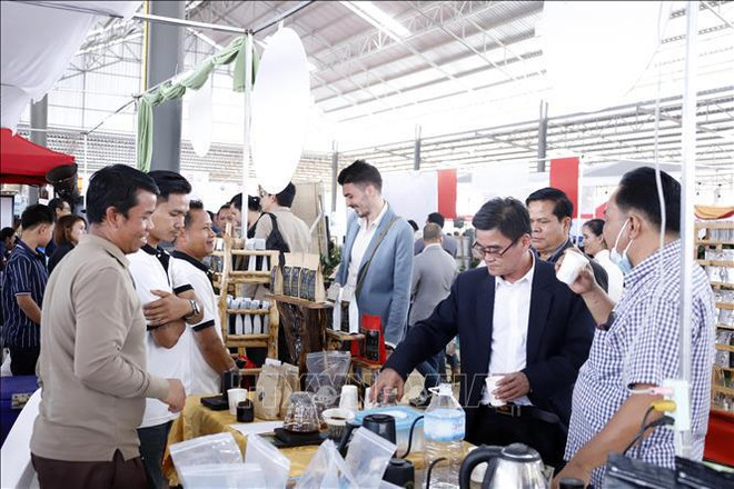 Le Vietnam participe à un festival du café au Laos ảnh 1