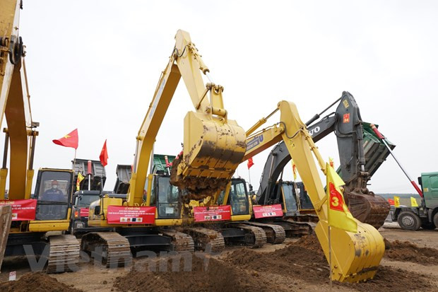 Le PM à la cérémonie de mise en chantier des 12 composants de l'autoroute Nord-Sud ảnh 2 Le PM à la cérémonie de mise en chantier des 12 composants de l'autoroute Nord-Sud ảnh 2