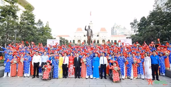 Cent cinquante couples à un mariage collectif à Hanoï ảnh 1