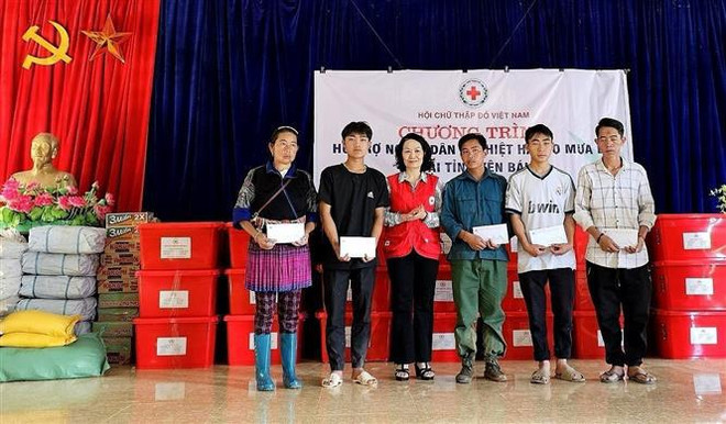 La Croix-Rouge du Vietnam au chevet des personnes touchées par les inondations à Yen Bai ảnh 1 La Croix-Rouge du Vietnam au chevet des personnes touchées par les inondations à Yen Bai ảnh 1
