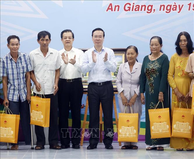 Le président Vo Van Thuong visite une commune frontalière d’An Giang ảnh 1 Le président Vo Van Thuong visite une commune frontalière d’An Giang ảnh 1