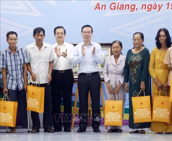 Le président Vo Van Thuong visite une commune frontalière d’An Giang ảnh 1
